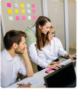 Equipe Bee Happy au travail sur une stratégie de contenu
