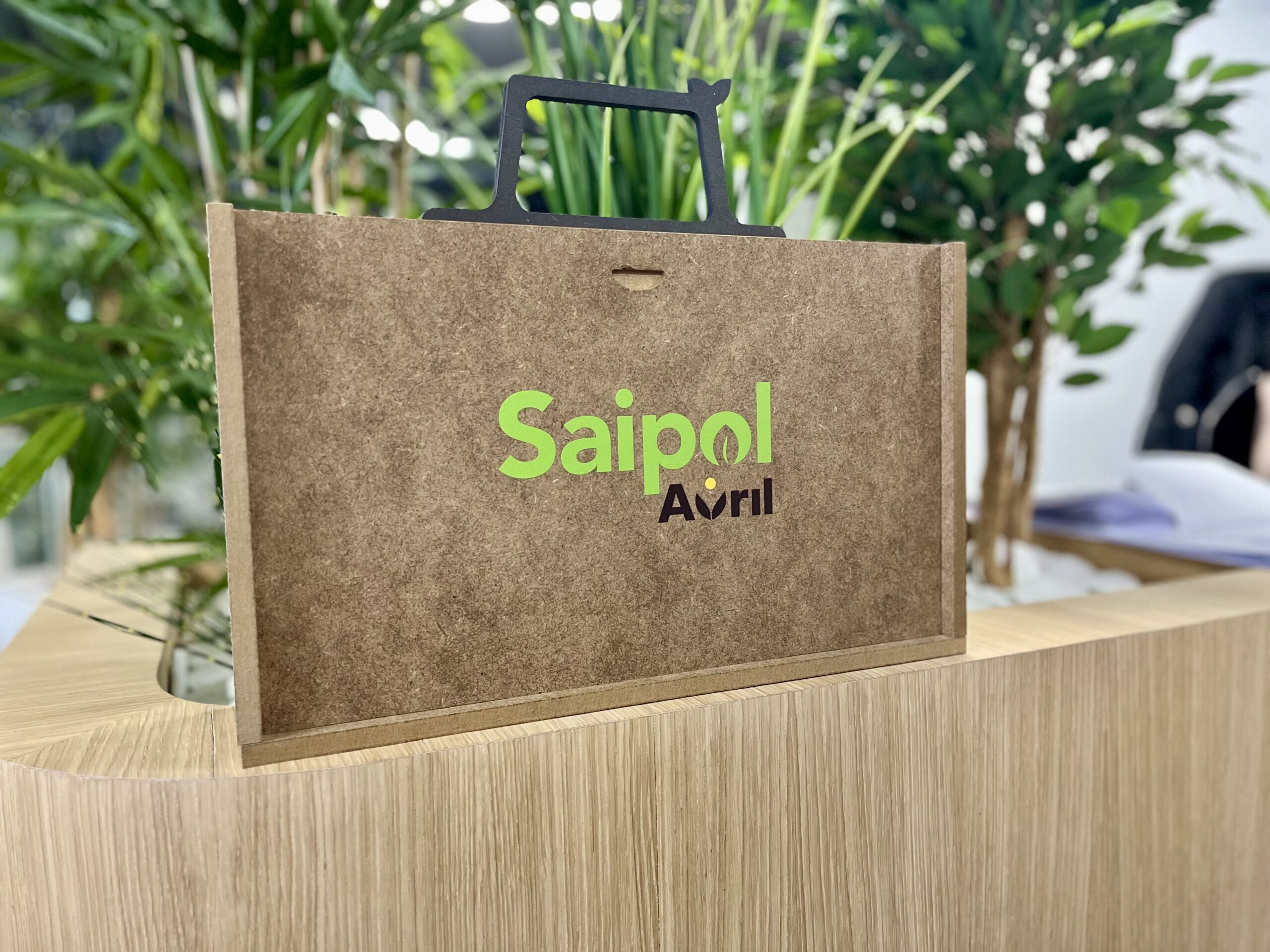 Réalisation agence Bee Happy pour Saipol - support de présentation tout-en-un totalement éco-conçu