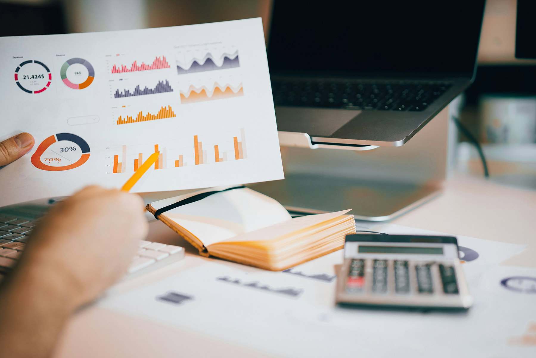 Equipe Bee Happy au travail sur une stratégie de contenu