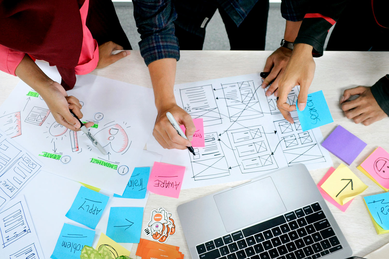 Equipe Bee Happy au travail sur une stratégie de contenu