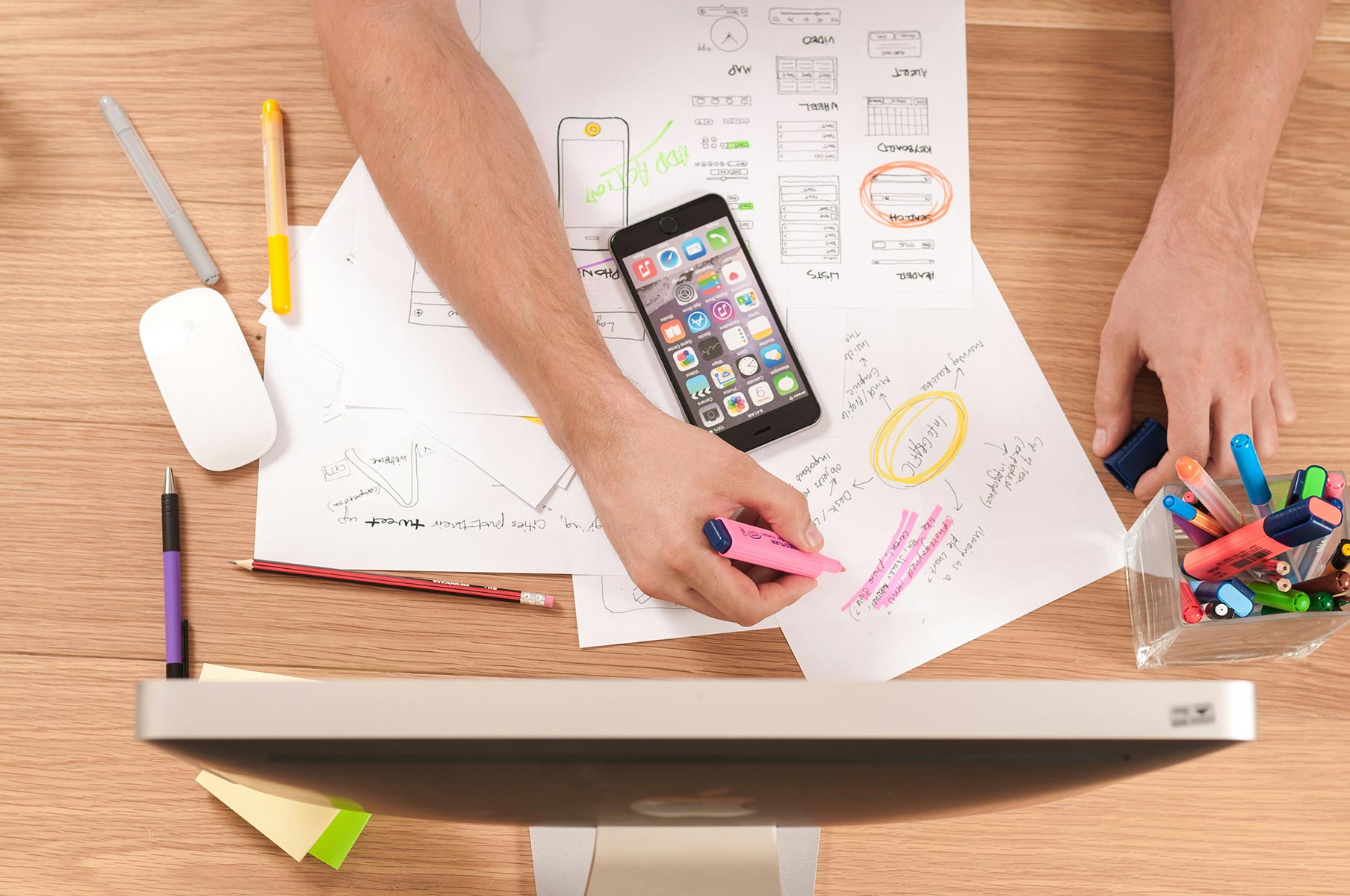 Equipe Bee Happy au travail sur une stratégie de contenu