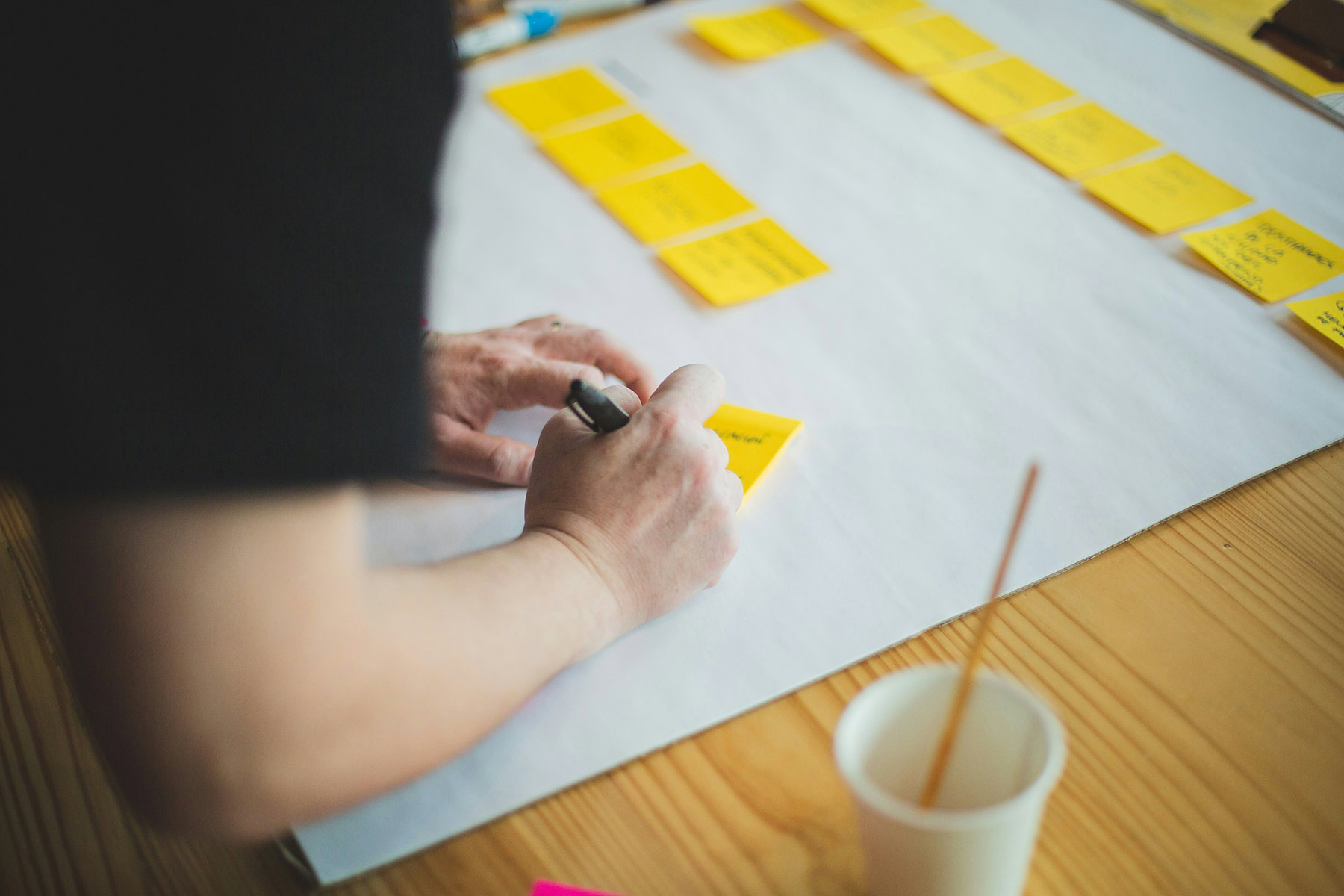 Equipe Bee Happy au travail sur une stratégie de contenu