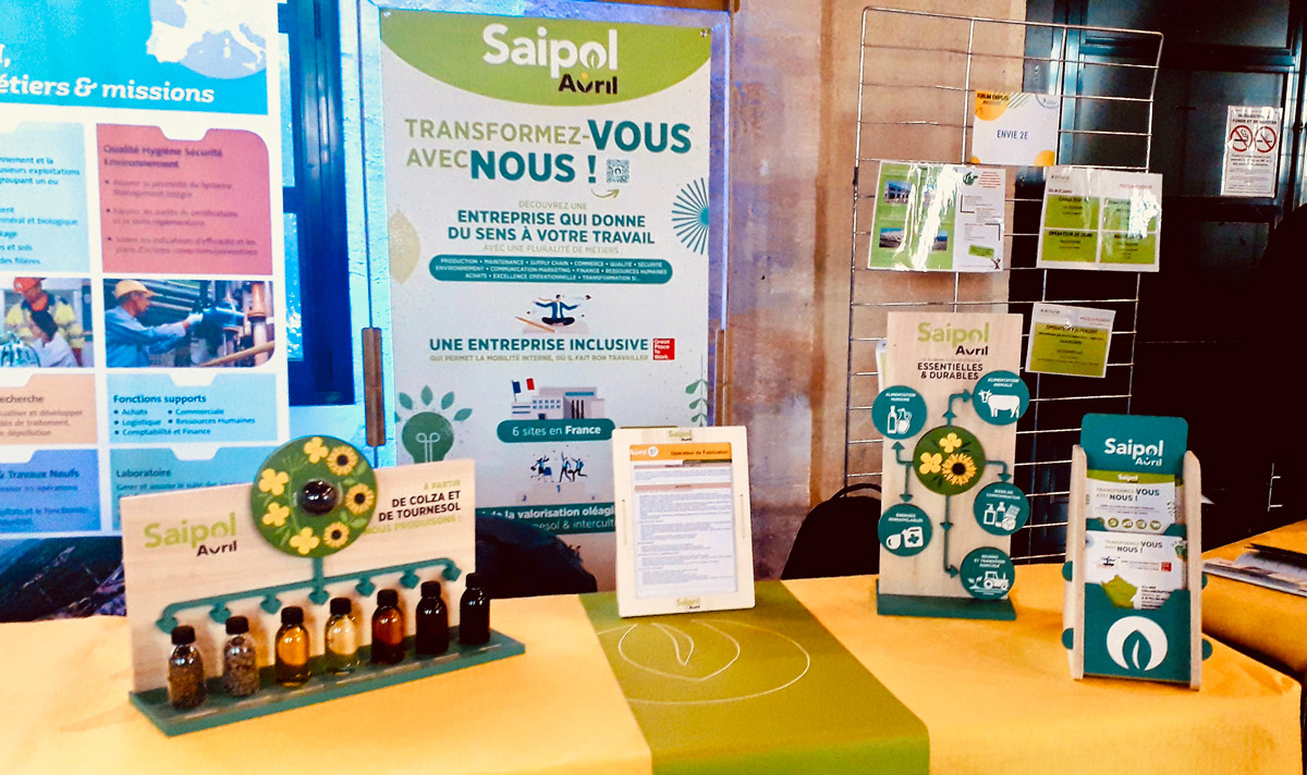 Stand modulable réalisé par l'agence Bee Happy pour Saipol, totalement éco-conçu, facile à transporter et à installer, pour animer les prises de parole RH de la marque.