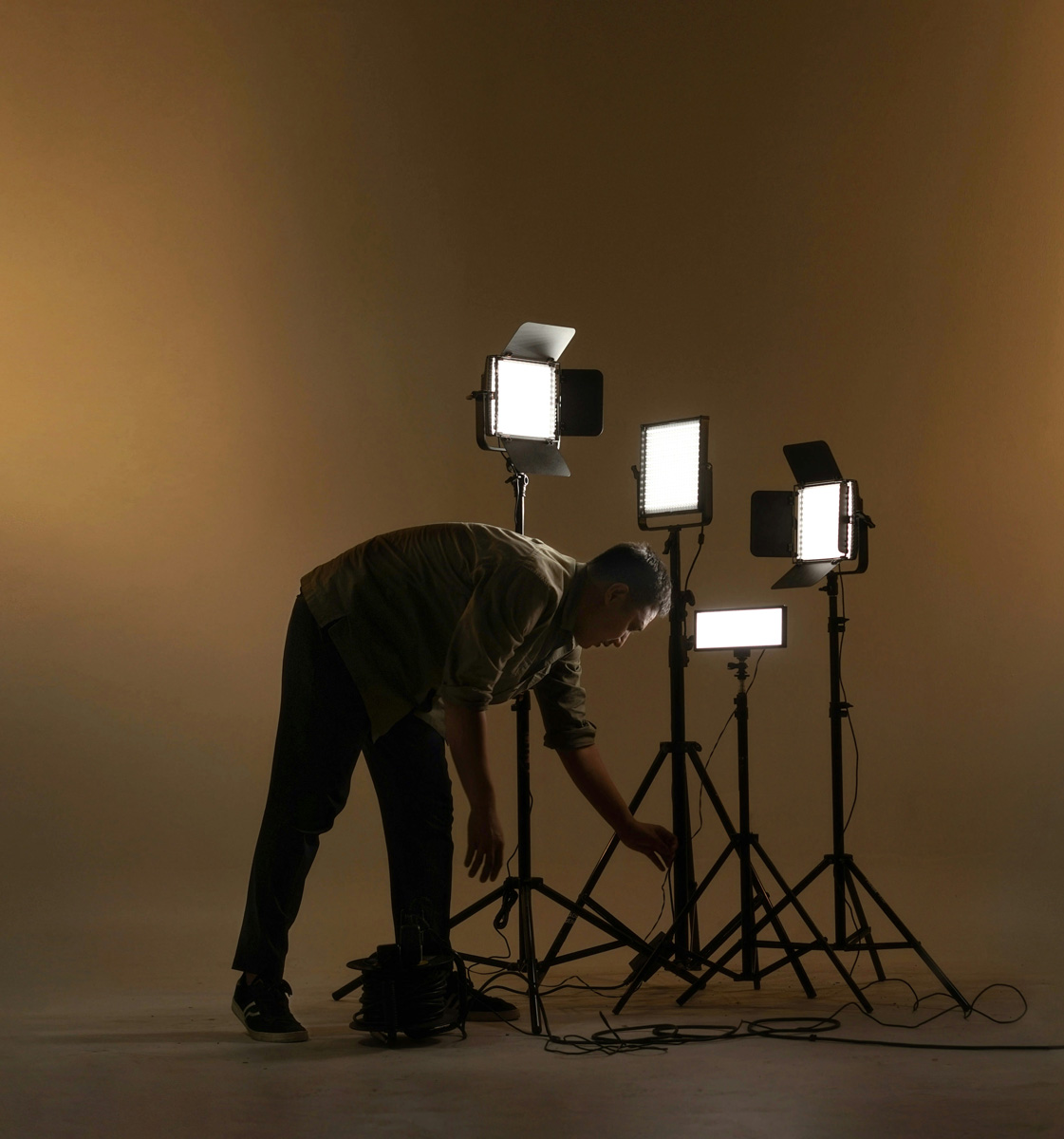 Homme prépare studio prise de vue