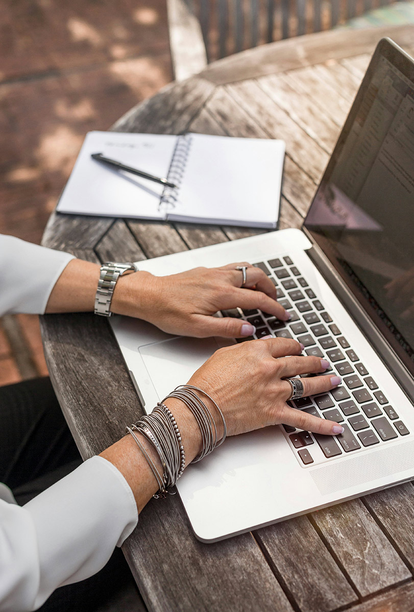 Mains sur un clavier