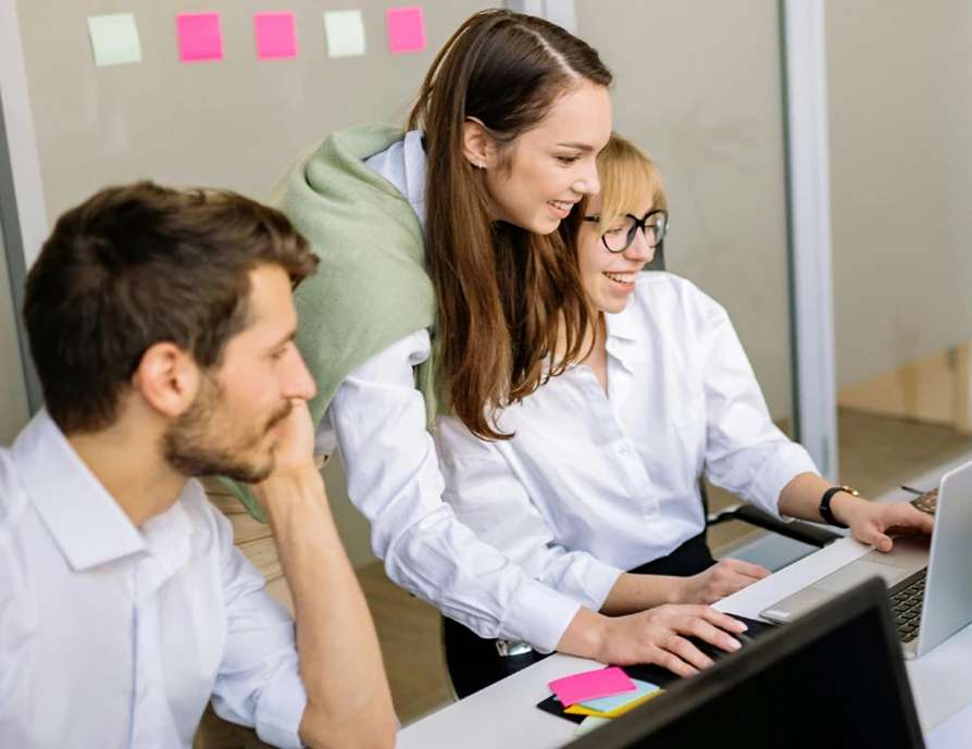 Equipe Bee Happy au travail sur une stratégie de contenu