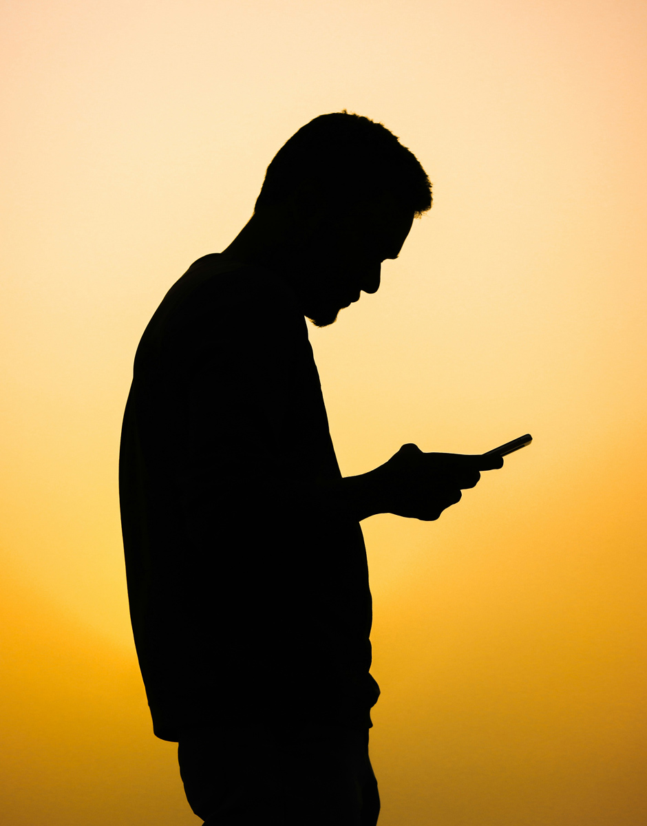 Homme regardant son téléphone